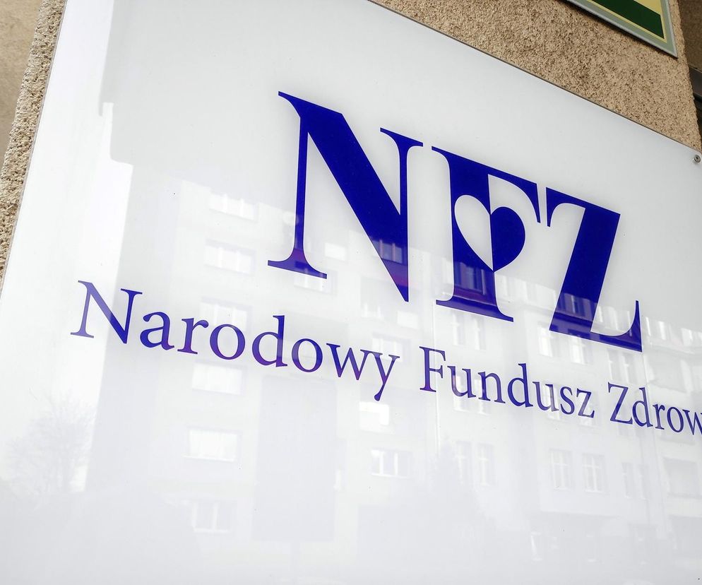 Tabliczka z logo NFZ i napisem Narodowy Fundusz Zdrowia umieszczona na budynku, odzwierciedlająca temat podwyżki składki zdrowotnej. O problemach finansowych NFZ przeczytasz więcej na Super Biznes.