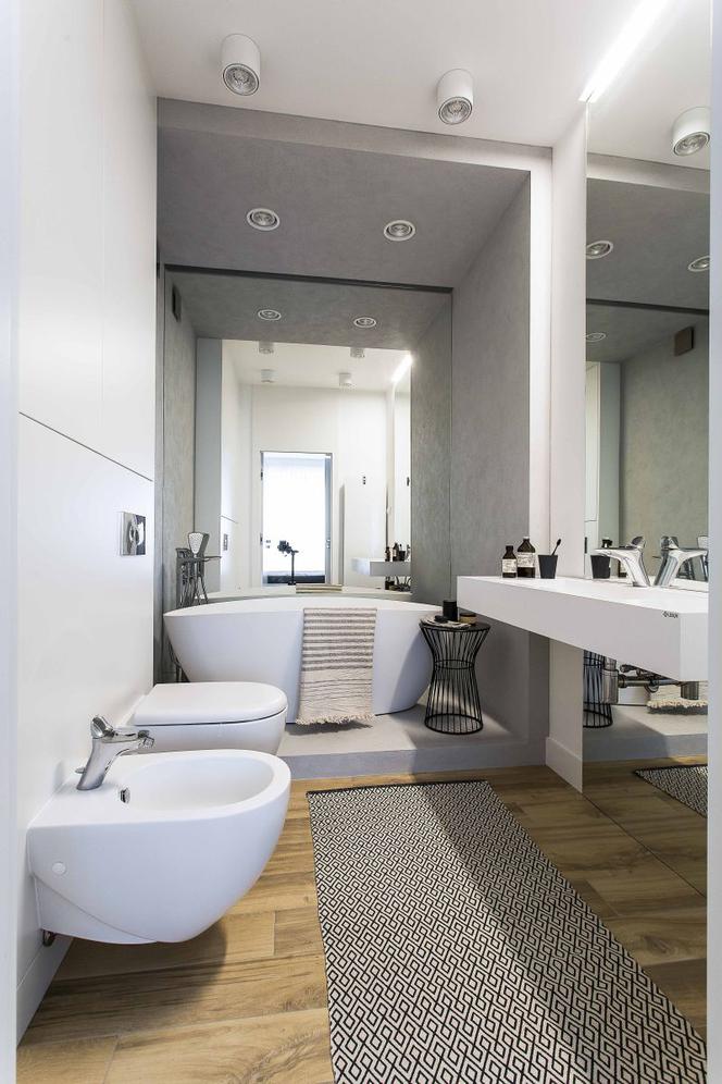 Wanna wolnostojąca i beton – nowoczesna łazienka w matowym wykończeniu