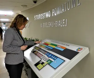 Niepełnosprawnym będzie łatwiej. W bielskim starostwie zainstalowano tyflomapy, pasy uwagi i ścieżki prowadzące