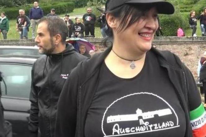 Ubrała koszulkę z napisem „Auschwitzland”. Krakowska prokuratura prowadzi postępowanie ws. włoskiej neofaszystki