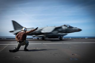 Włoski Harrier+ startuje z lotniskowca Cavour