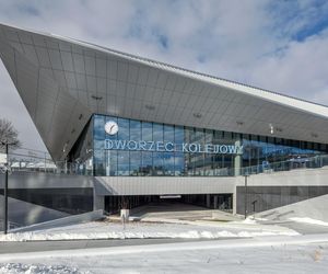 To najbrzydsze dworce kolejowe w Polsce. Zobacz spektakularne metamorfozy 