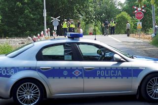 Tragedia na torach była o włos! Bezmyślne zachowanie nastolatków, szuka ich policja