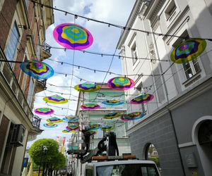 Nowe ozdoby nad ulicami w centrum Leszna 