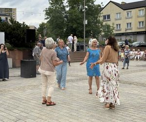 Starachowickie potańcówki na Rynku. Międzypokoleniowa zabawa pełna radości! Zobacz niezapomniane zdjęcia