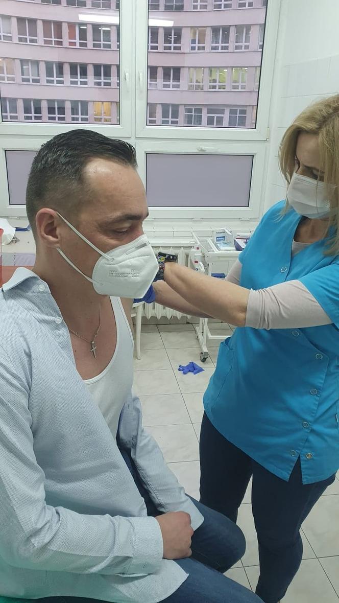 Trwa szczepienie medyków i pracowników DPS w Kaliszu. Mieszkańcy: "To wszystko idzie zbyt WOLNO!" [ZDJĘCIA]
