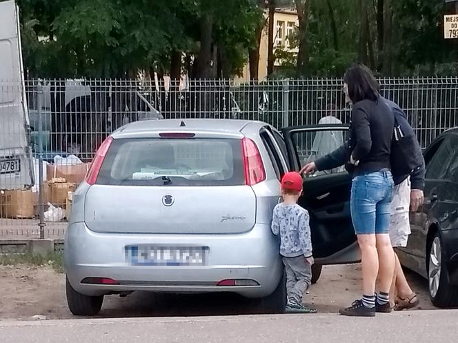 Janusz Korwin-Mikke z żoną i dzieckiem na zakupach.