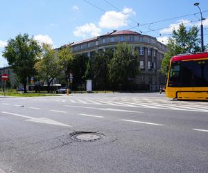 Prawdopodobny właz na tle szkół Sióstr Zmartwychwstanek. W czasie zrywu na terenie tego kompleksu był szpital powstańczy