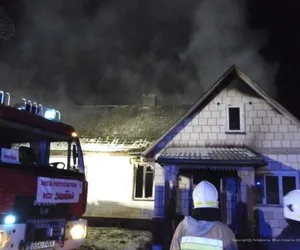 Nocny pożar domu. 3 osoby pozostały bez dachu nad głową