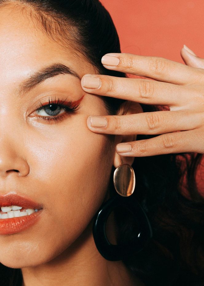 Jesienne trendy w makijażu. Te kolory na ustach i powiekach będą świetnym dopełnieniem ciepłej garderoby