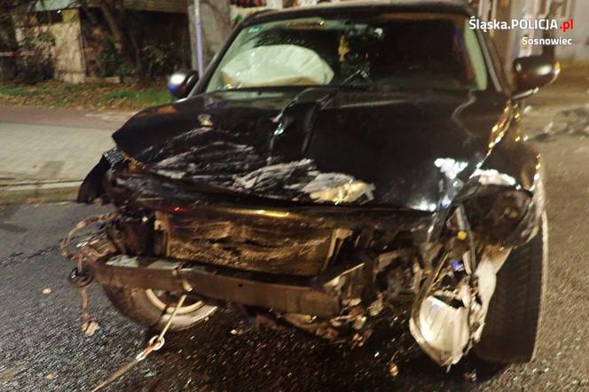 Sosnowiec: pijany kierowca uciekał przed policją. Skończył rajd na ulicznej latarni