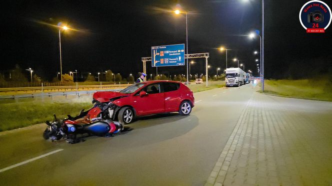 Czołowe zderzenie motocyklisty i osobówki. Ranny mężczyzna w szpitalu