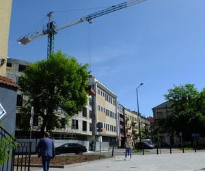 Spider-Man wspiął się na dźwig budowlany. Szokujące sceny w centrum miasta