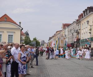 Boże Ciało 2024. Tłumy wiernych przeszły w procesji ulicami Białegostoku