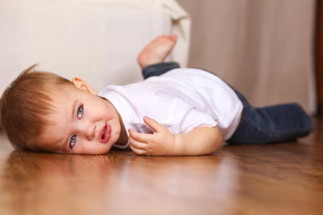 Uderzanie głową przez dziecko: dlaczego niemowlę uderza główką o łóżeczko?