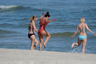 Anna Popek. Pręży piersi na plaży