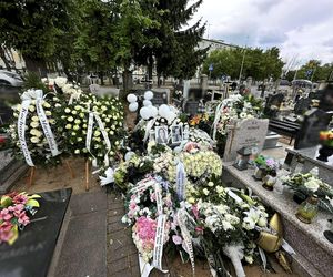 Morderstwo w Mławie. Grób 16-letniej Mai utonął w białych kwiatach