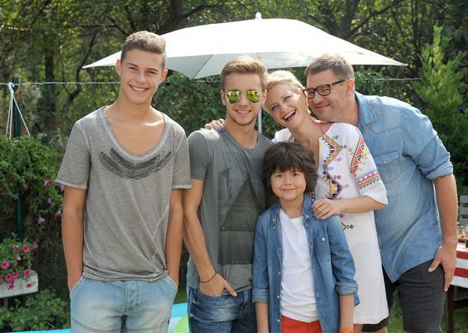 Rodzinka.pl 7 sezon. Kuba (Adam Zdrójkowski), Tomek (Ludwik (Tomasz Karolak), Natalia (Małgorzata Kożuchowska), Kacper (Mateusz Pawłowski)