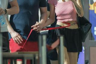 Antek Królikowski - ukochana wozi go samochodem