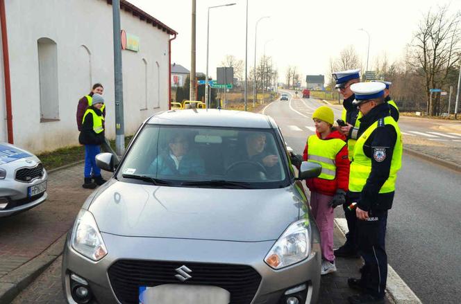 Policjanci z Kościerzyny zaskoczyli kierowców. Zamiast mandatu były miłe niespodzianki