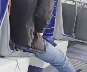 Oddał mocz w toruńskim tramwaju. Wszystko się nagrało