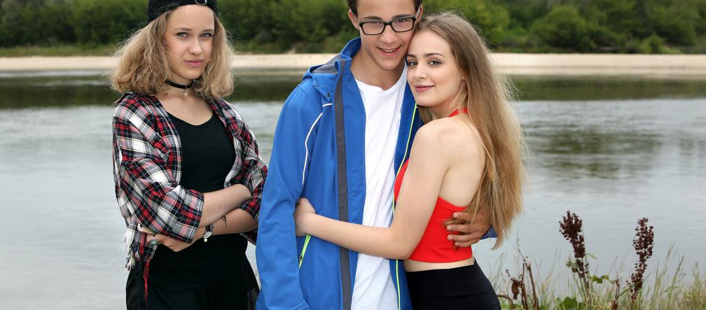 Barwy szczęścia odc. 1545. Angela (Helena Englert), Kajtek (Jakub Dmochowski), Oliwka (Wiktoria Gąsiewska)