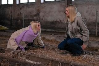 Pierwsza miłość, odcinek 3755: Emilka (Anna Ilczuk), Ewelina (Magdalena Górska)