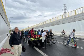 Rowerzyści i biegacze w tunelu