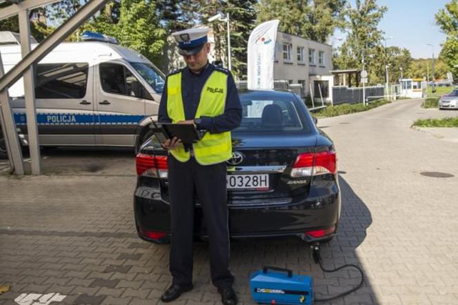 Policja zmierzy normy emisji spalin i hałasu samochodów w Warszawie