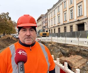 Remont placu Orła Białego z przeszkodami - pracuje archeolog