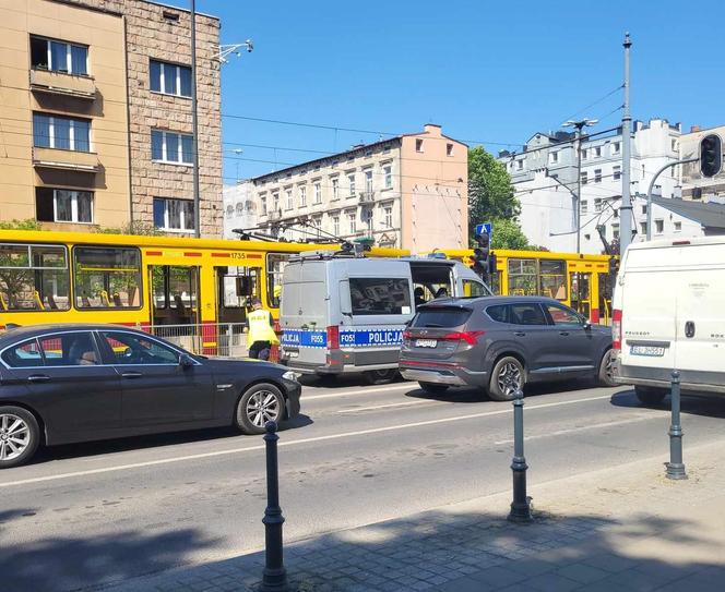 Tramwaj potrącił pieszego w centrum Łodzi. Ograniczono ruch w kierunku Manufaktury