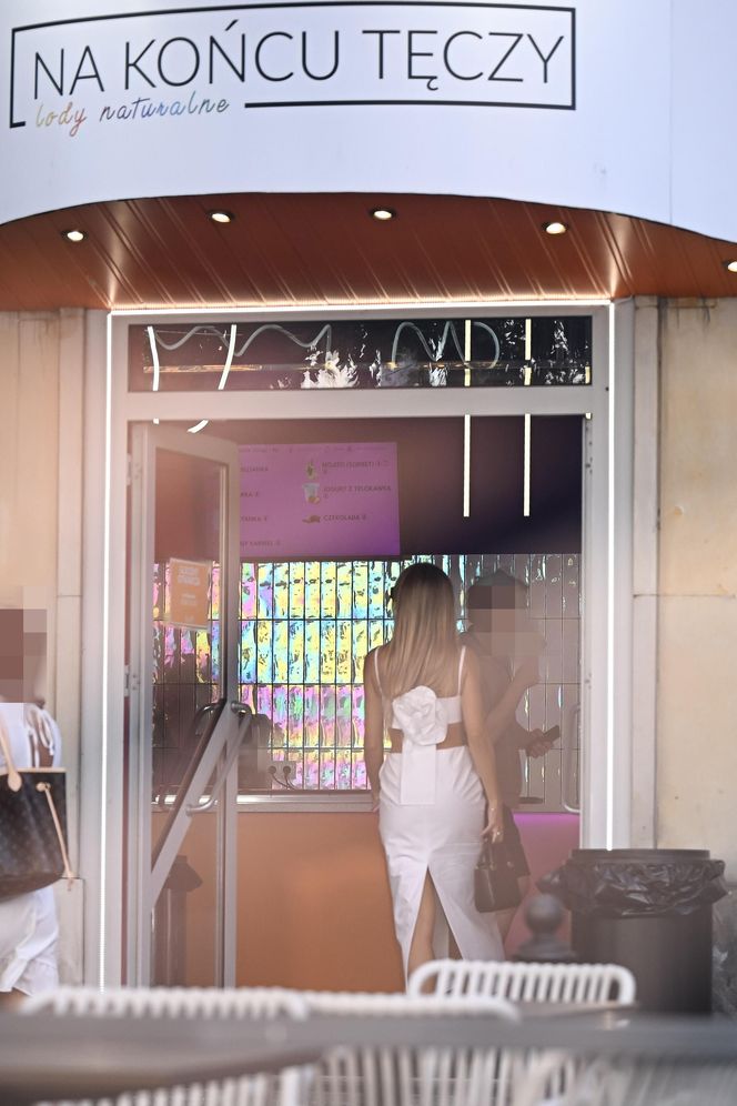 Ewa Chodakowska je lody w upalny dzień