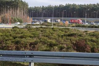 Najechał busem na TIR-a, jeden z pasażerów wypadł przez szybę. Horror na S8 pod Łaskiem