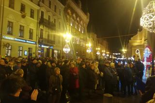 Manifestacja w obronie sądownictwa na Rynku Staromiejskim w Toruniu