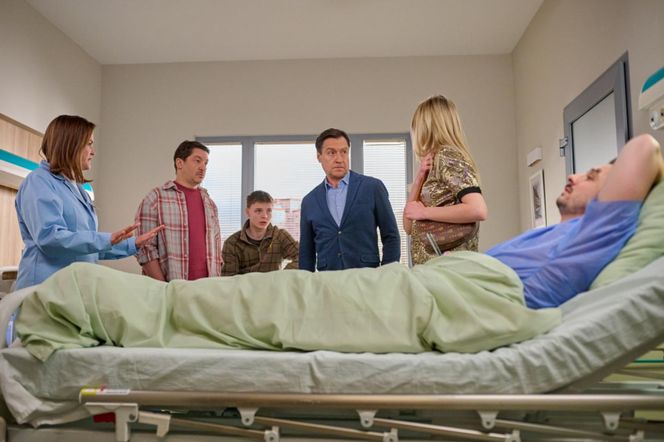 Na Wspólnej, odc. 4037. Junior (Jan Leśniewski), Bogdan (Wojciech Brzeziński), Rafał Cielecki (Jacek Kawalec) 