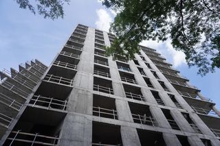 Warszawski Szkieletor przy ulicy Bobrowieckiej 