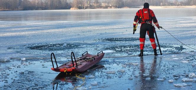 Poszedł morsować w jeziorze, nagle załamał się pod nim lód. Mężczyznę uratowali strażacy 