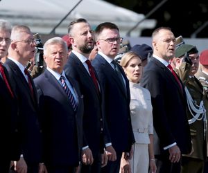 Obchody Święta Wojska Polskiego. Nawrocki w jednym rzędzie z Hołownią i Kosiniakiem-Kamyszem