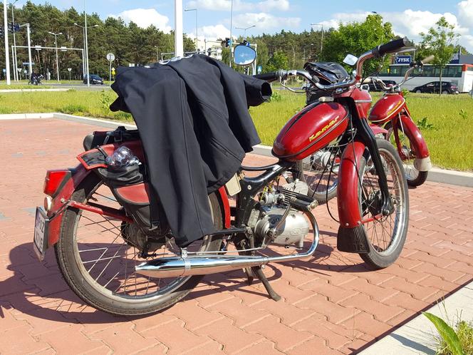 Fani starych polskich motorowerów z Bzyk Raider ze Swarzędza zrobili sobie postój w Lesznie