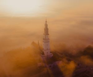 Jasna Góra jak samotny okręt we mgle. Wyjątkowe zdjęcia