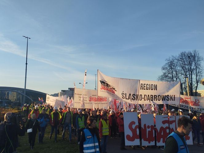 Protest w Katowicach. Tysiące związkowców na ulicach. Padły mocne słowa o „zbrodniczej ideologii”
