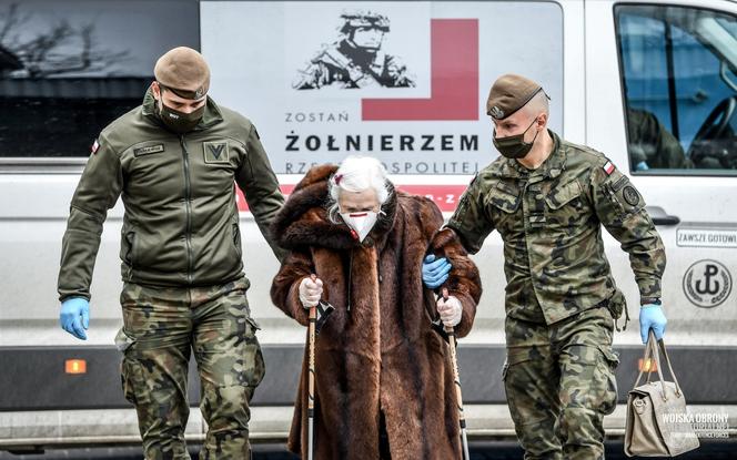 Żołnierze Wojska Polskiego wspierają seniorów 