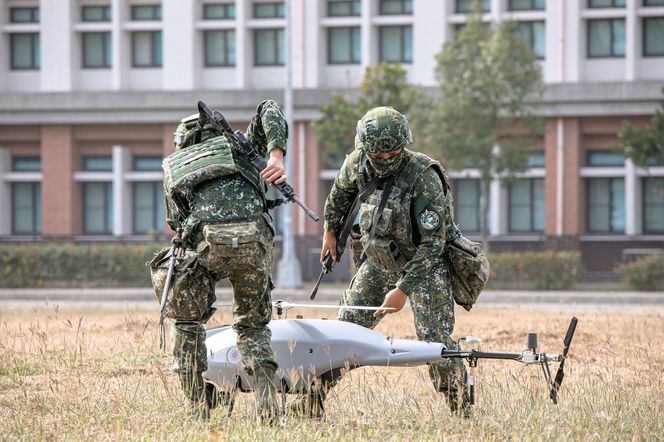 Tajwańska armia z dronem