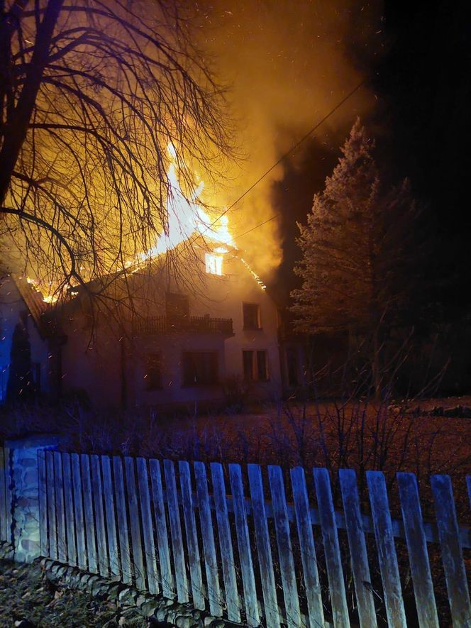 W pożarze domu rodzina straciła cały majątek. Straż nie dojechała na czas? Mamy komentarz