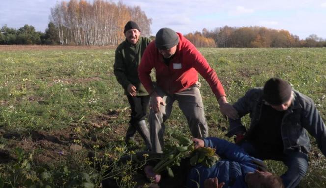 Rolnicy. Podlasie. Gienek próbuje wyciągnąć rzepkę z ziemi. Siłuje się jak w wierszu Tuwima