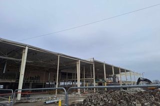 Budynek po hipermarkecie Tesco zamienia się w park handlowy S1