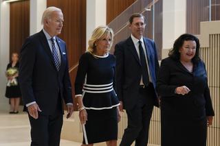 Prezydent Joe Biden w ambasadzie składa kondolencje po śmierci królowej Elżbiety II