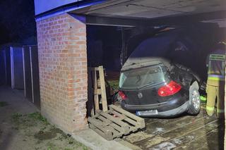 Pijany kierowca wypadł z drogi i wjechał w garaż