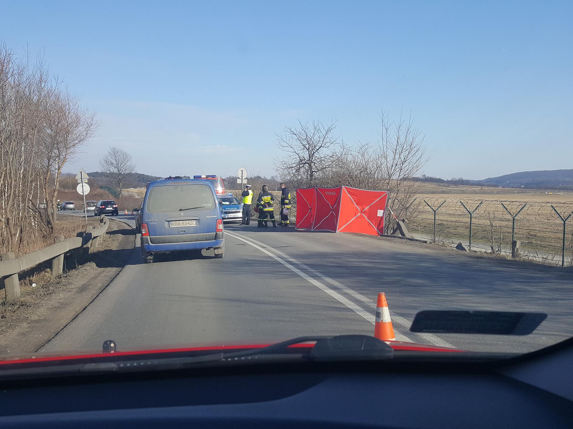 Śmiertelny wypadek w Balicach. Pijany sprawca uciekł z