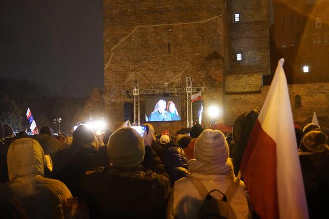 Światełko dla Pawła Adamowicza. Tłumy na wiecu w Gdańsku 